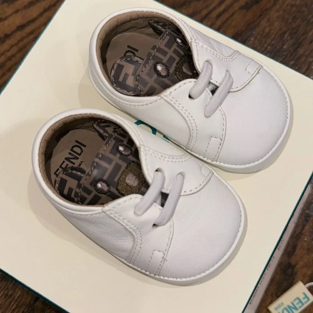 FENDI BABY LOGO LACE CRIB SHOE WITH FF DETAIL 2C